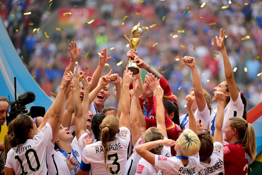 5 luglio - La nazionale statunitense di calcio femminile festeggia la vittoria della Coppa del Mondo dopo aver sconfitto in finale il Giappone (Reuters) 